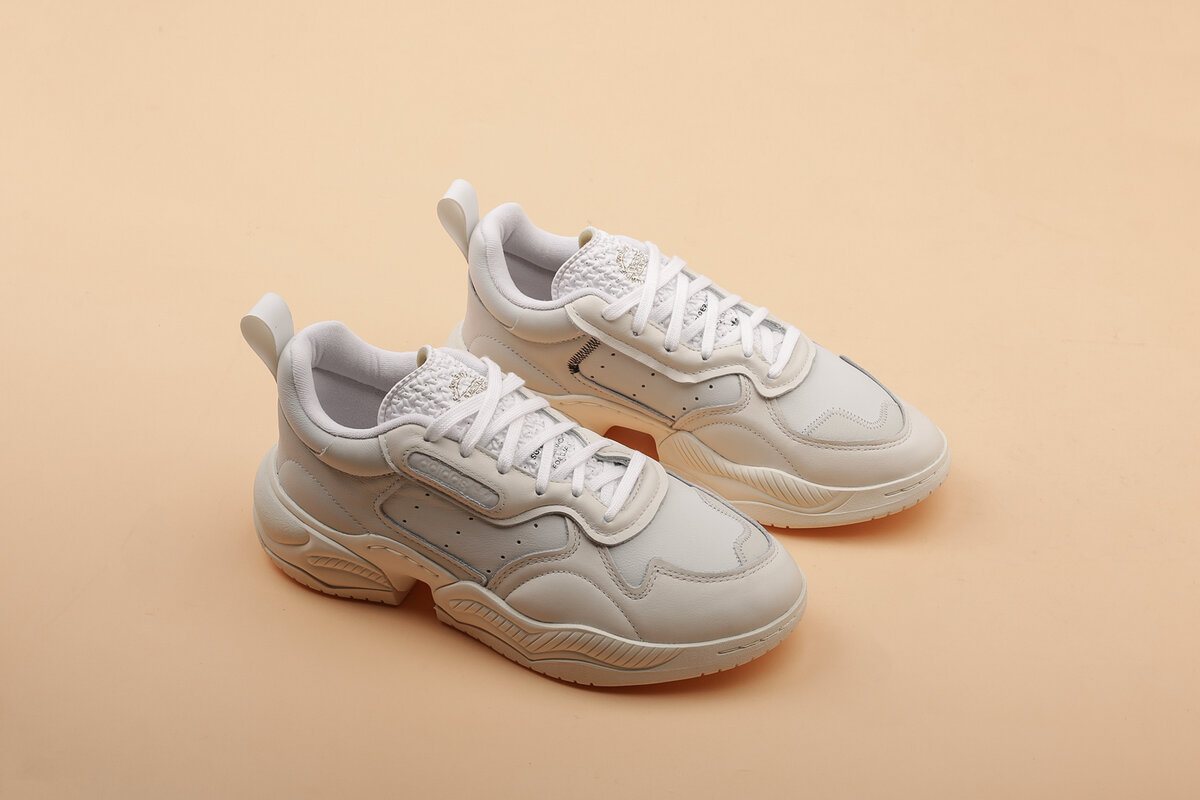 КРОССОВКИ SUPERCOURT RX СОВРЕМЕННЫЕ КРОССОВКИ В ТЕННИСНОМ СТИЛЕ С ВОЛНИСТЫМИ ЭЛЕМЕНТАМИ.
Лучшие элементы теннисного стиля adidas за последние 40 лет в современной интерпретации. Кроссовки из мягкой кожи светлых оттенков с волнистыми линиями, высокой фигурной подошвой и разделенной подметкой.

Спортивная классика
Кожа светлых оттенков в элегантном теннисном стиле

Винтажные детали
Логотип в стиле ретро рядом с панелью шнуровки добавляет винтажного очарования

Решительно современные
Волнистые линии и высокая фигурная подошва для современных улиц