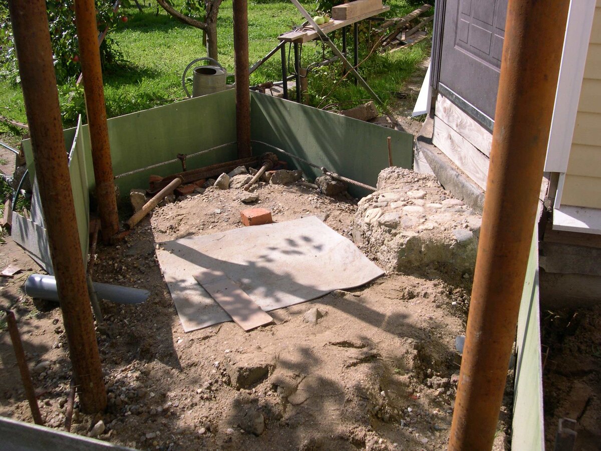 2009 год.                                                                                                                                                                         На будущее установил 4 старые трубы от артезианской скважины - подсуетился при ремонте и договорился с председателем.