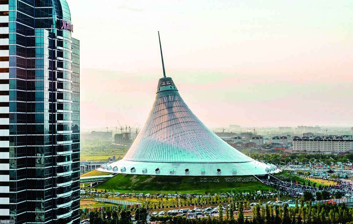 Нур-Султанский торгово-развлекательный центр «Хан Шатыр» — ещё одно достижение, которое вошло в Книгу рекордов Гиннесса. Здание высотой 150 метров признано самым высоким шатром в мире.