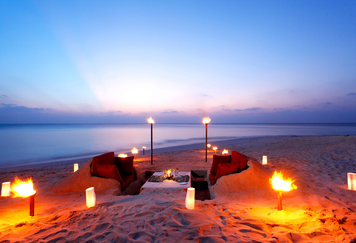 Ужин на берегу. Centara Fushi Resort Spa Maldives. Красивые романтические места. Романтичное место. Ужин на берегу моря.