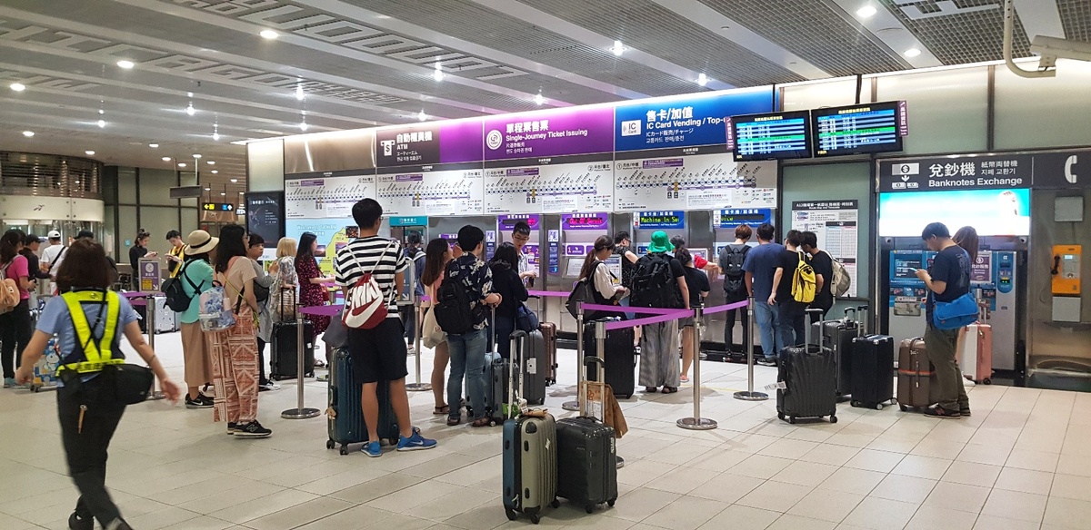 Очередь к автоматам покупки билетов