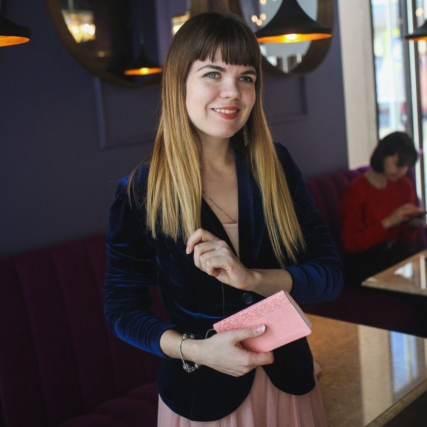 Автор канала, Ната Ковалерова со своим мини-еженедельником.