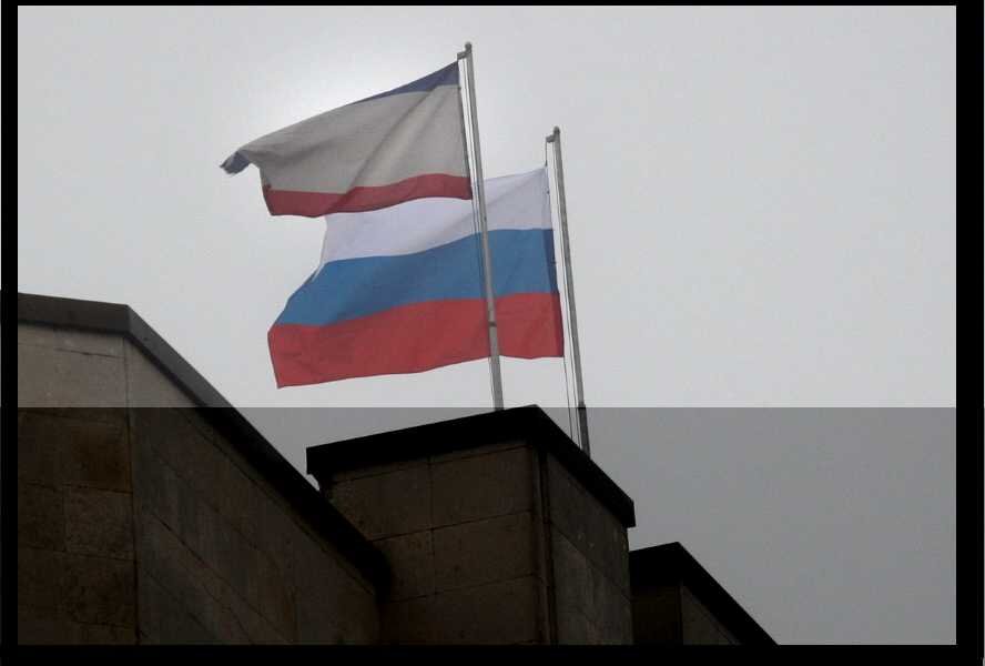 Флаги Крыма и России над полуостровом