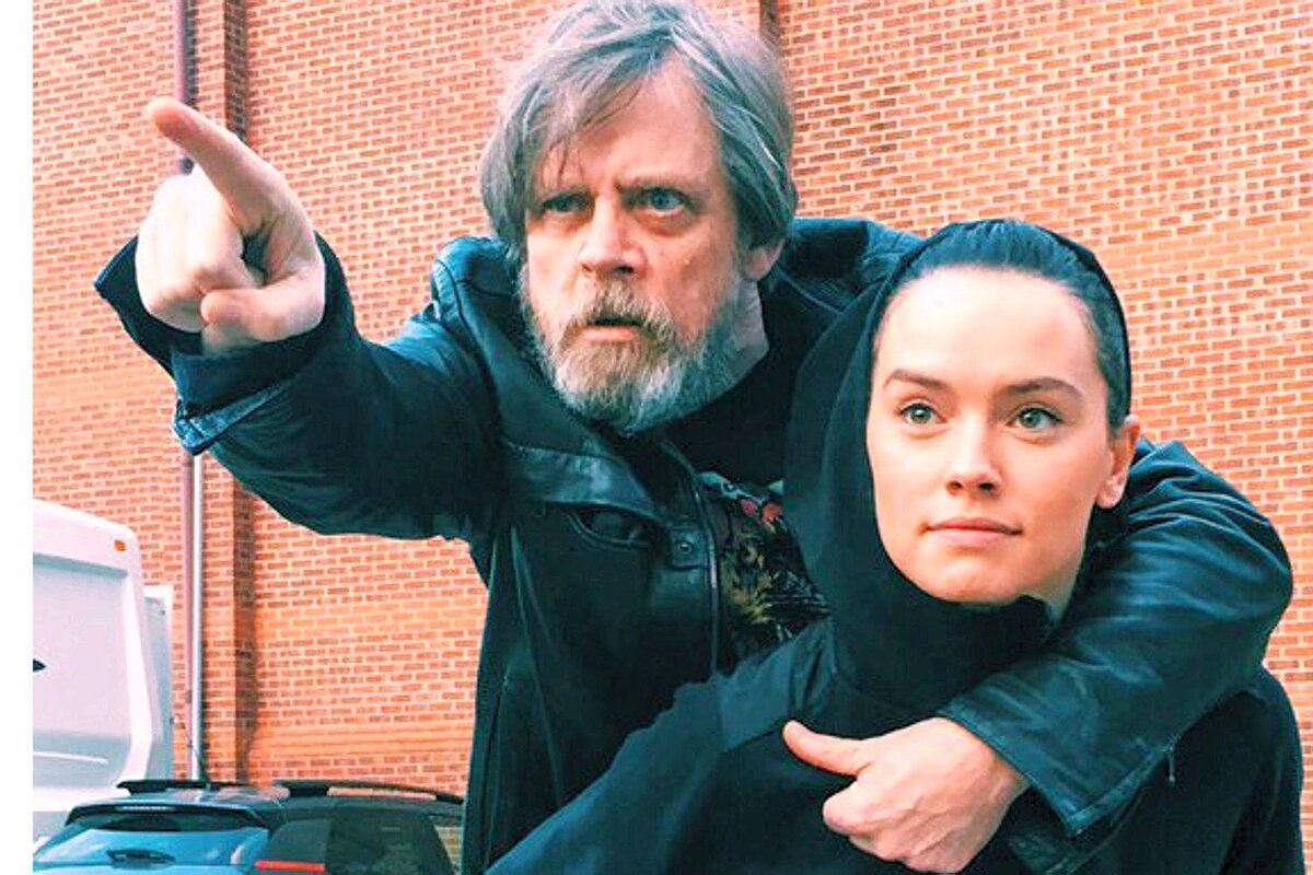 И даже Марка Хэммила таскает! Источник - Яндекс.картинки