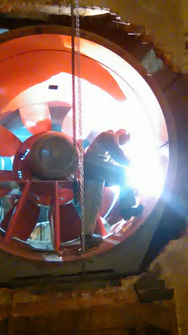 Вентилятор в Московском метрополитене.Диаметр 2,5 метра. Двигатель !000 кг весом.