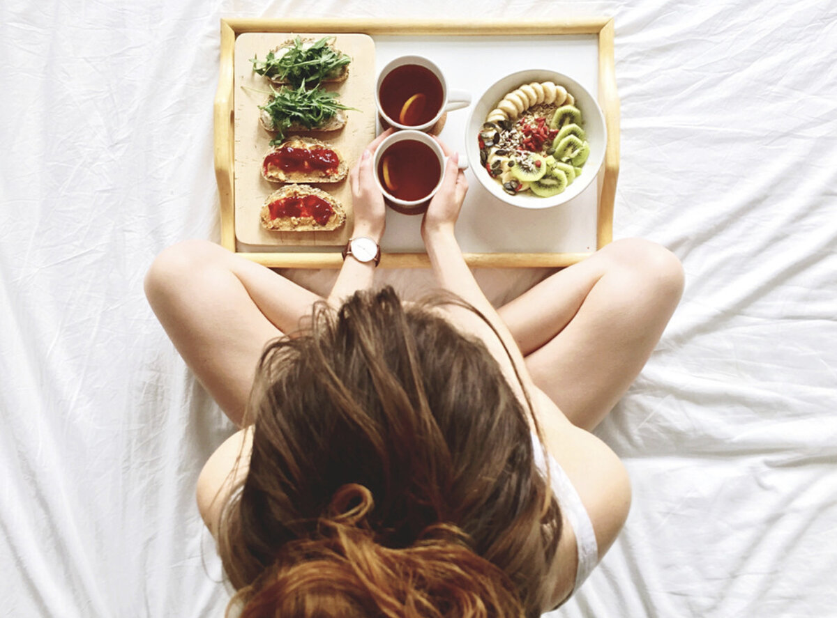 Стресс голодание. Девушка с едой. Правильное питание девушка. Медитация с едой. Завтрак для девушки.