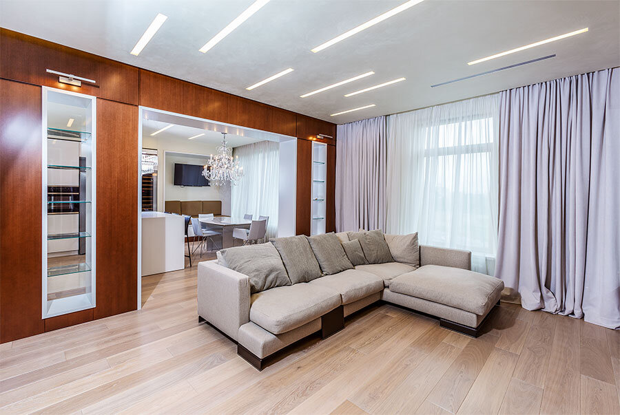 Гостиная. Площадь — 20,5 м². Диван — Flexform (Италия). Перегородка, отделяющая гостиную от кухни-столовой, изготовлена по авторским эскизам