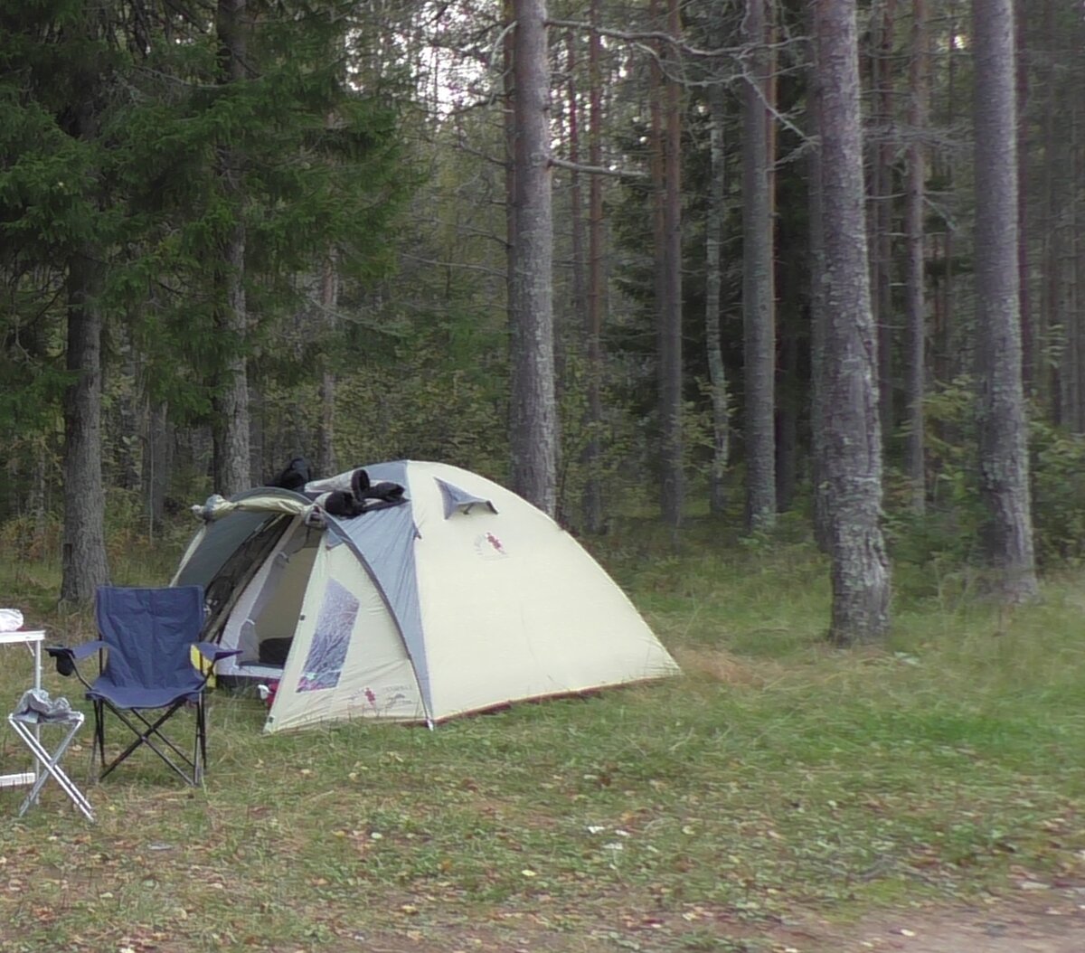 У данной палатки зазор между тентом и земле почти отсутствует.