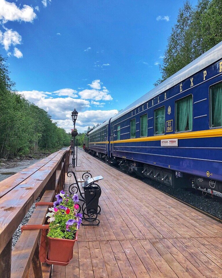 Поезд отправляется с красивейшей платформы