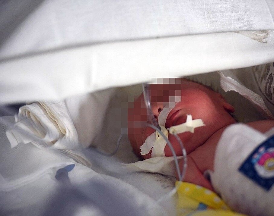 
23 июня ребенку стало плохо и он перестал есть, но матери не было до этого дела и она оставила это без внимания. Только через несколько дней она заметила, что малышу стало совсем плохо и решилась отнести его врачам, но те уже не смогли его спасти, 3 июля он умер.

На его 34-летнюю маму завели уголовное дело по статье "Причинение смерти по неосторожности".
