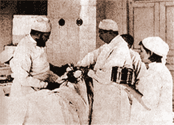 После 10-11 часов в операционной он шел домой и молился, ибо в городе с многотысячным населением не было ни одного действующего храма.