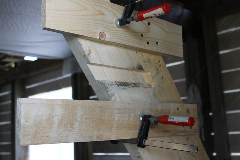 "кондуктор" для выреза пазов в тетиве лестницы ручным фрезером ну и несколько фото черновой лестницы