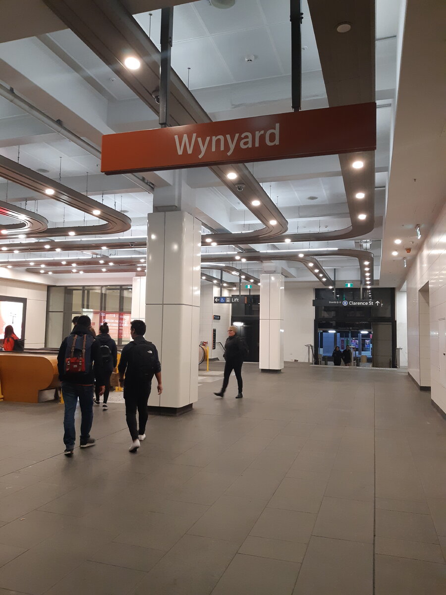 Вход с улицы на станцию, Сидней.