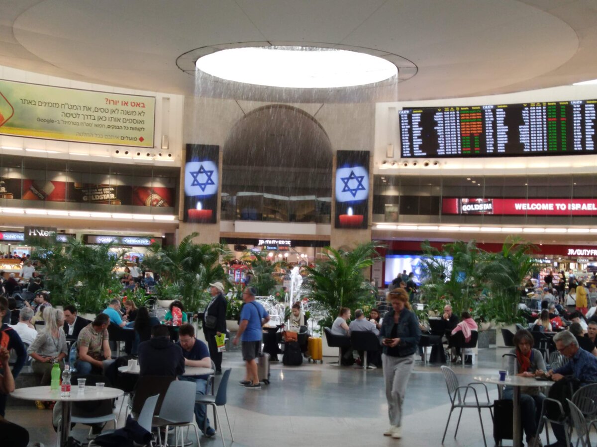 В аэропорту Бен-Гурион в День катастрофы израильские флаги изображены со свечой