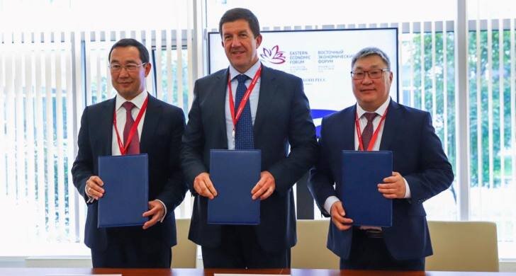 Подписание соглашения (слева направо) Айсен Николаев, Михаил Осеевский, Александр Иванов