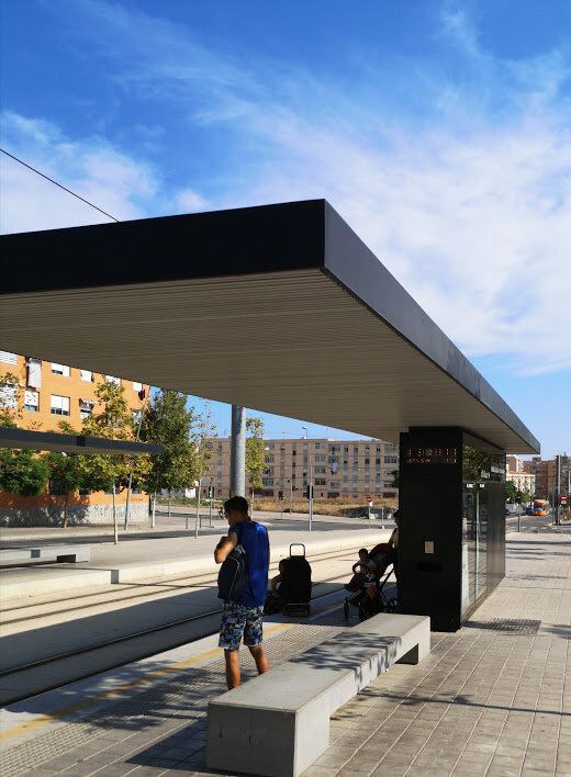 Наземная трамвайная остановка. Жёлтым светится информация о ближайшем трамвае.