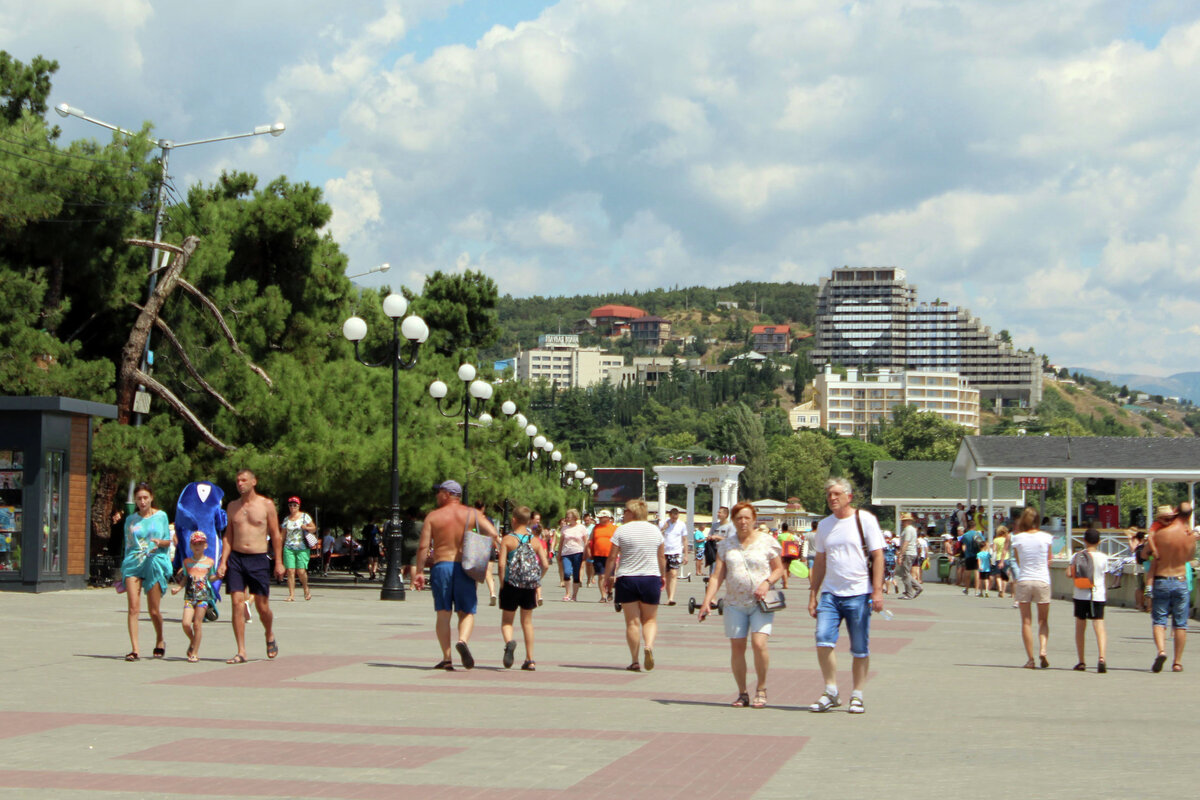 Люди на набережной Алушты