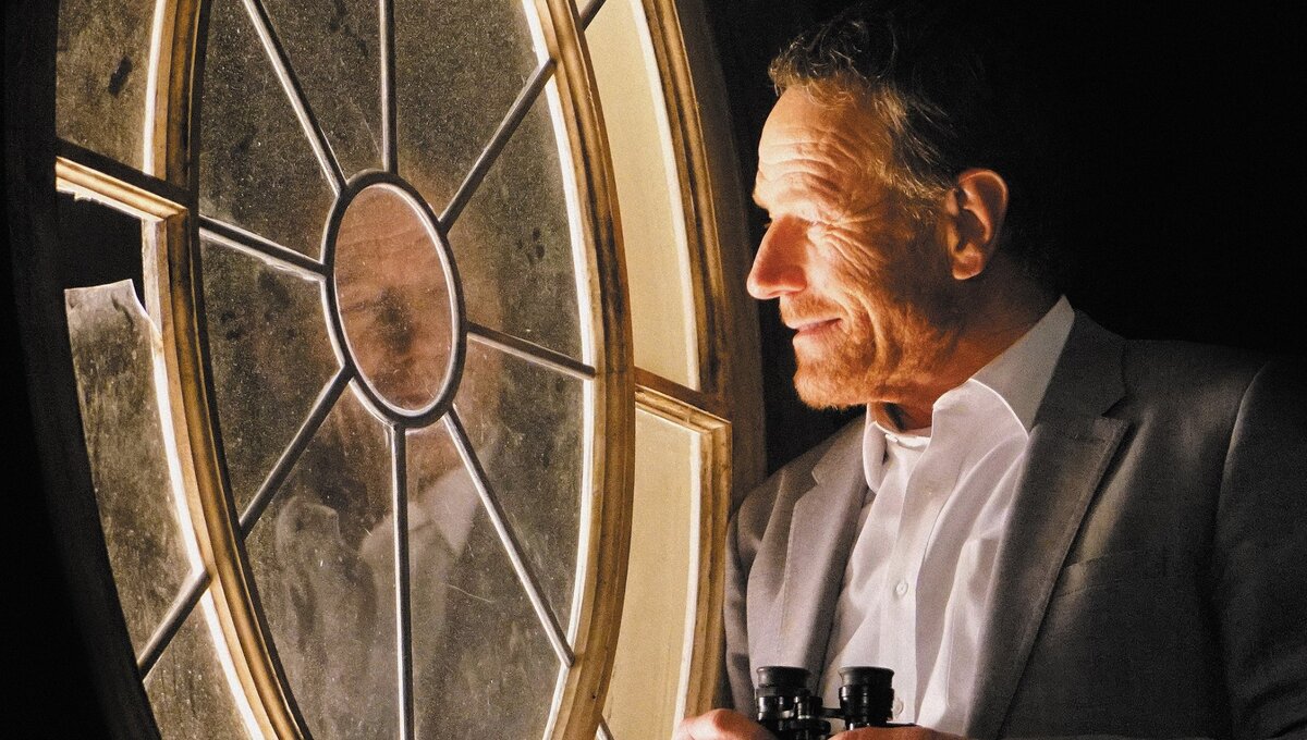 Брайан Крэнстон в роли Говарда Уэйкфилда