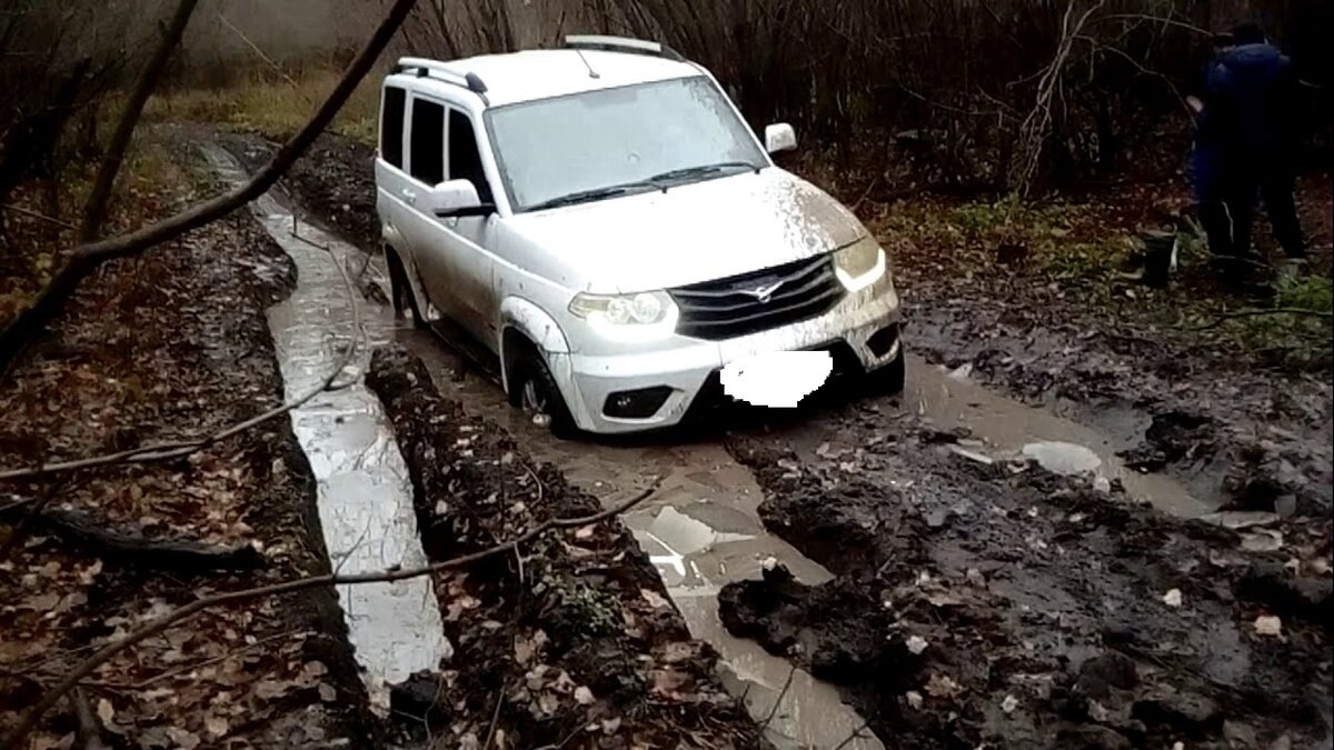 Поехали с другом на рыбалку, я на Ауди А4 а он на "Патриоте", попали в дождь и "Патриот" показал на что не способен