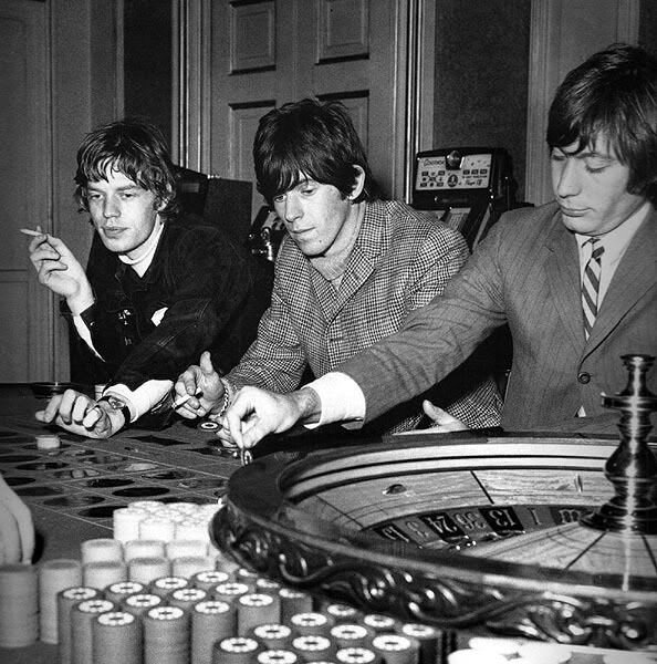 Три роллинга: Mick, Keith и Charlie отдыхают за рулеткой в Douglas на острове Man. 