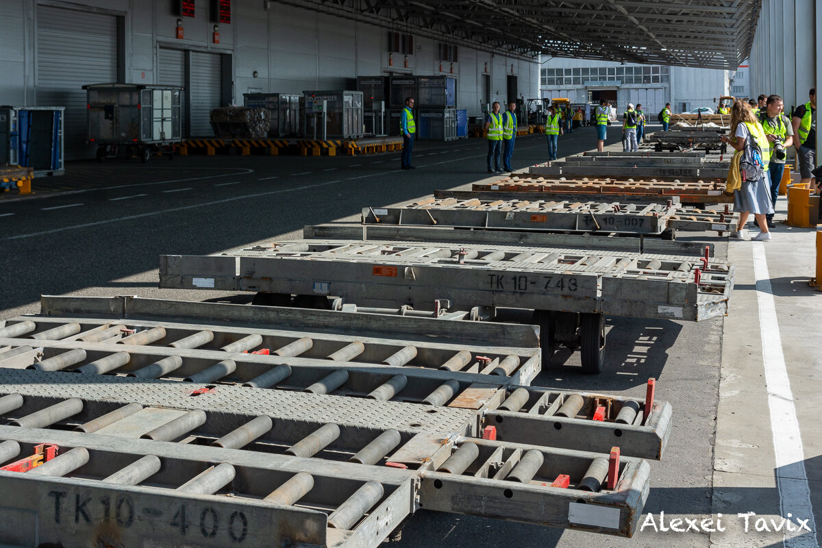 Тележки для грузов. Возможно, они имеют специальное название, не уточнил (при случае надо будет спросить).