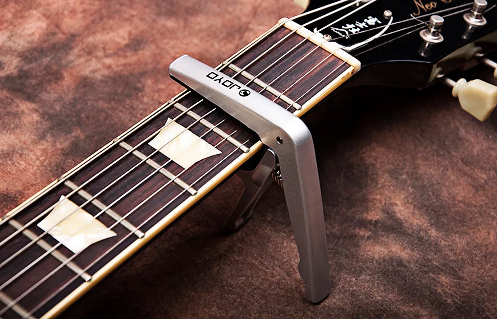 Классический каподастр. Цены на этот девайс варьируются от 300 до 4000 рублей. Хотя каподастр от "Guссi" стоил бы не меньше 100000 рублей!