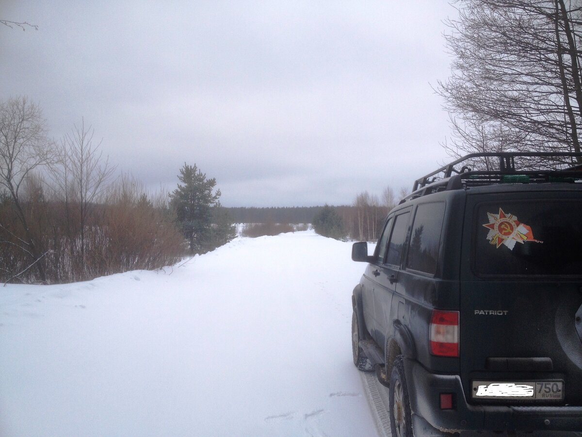 Через пару километров, впереди тупиковая деревня, на краю большого леса, не доезжая до нее, сворачиваю в поле, еду в сторону опушки.