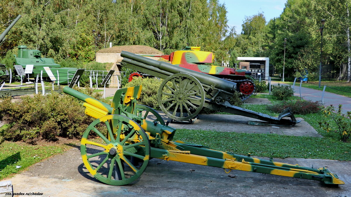 На первом плане 75-мм горное орудие Тип 94, за ним 105-мм полевое орудие Тип 38, дальше видна башня танка Тип 97 Шинхото Чи-Ха, а слева вдали - танк-амфибия Тип 2 Ка-Ми. 