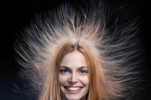Обычно говорят что волосы наэлектризованные при расчесывании притягиваются