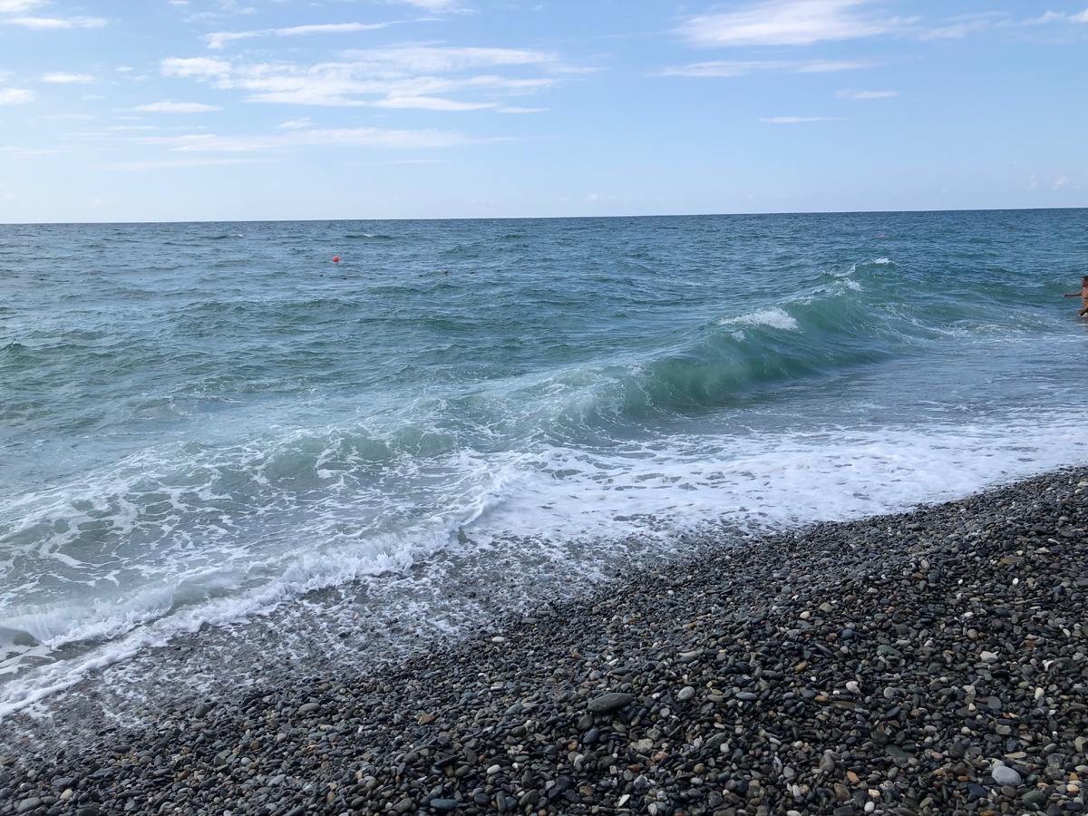 Даже с не большими волнами вода оставалась прозрачной