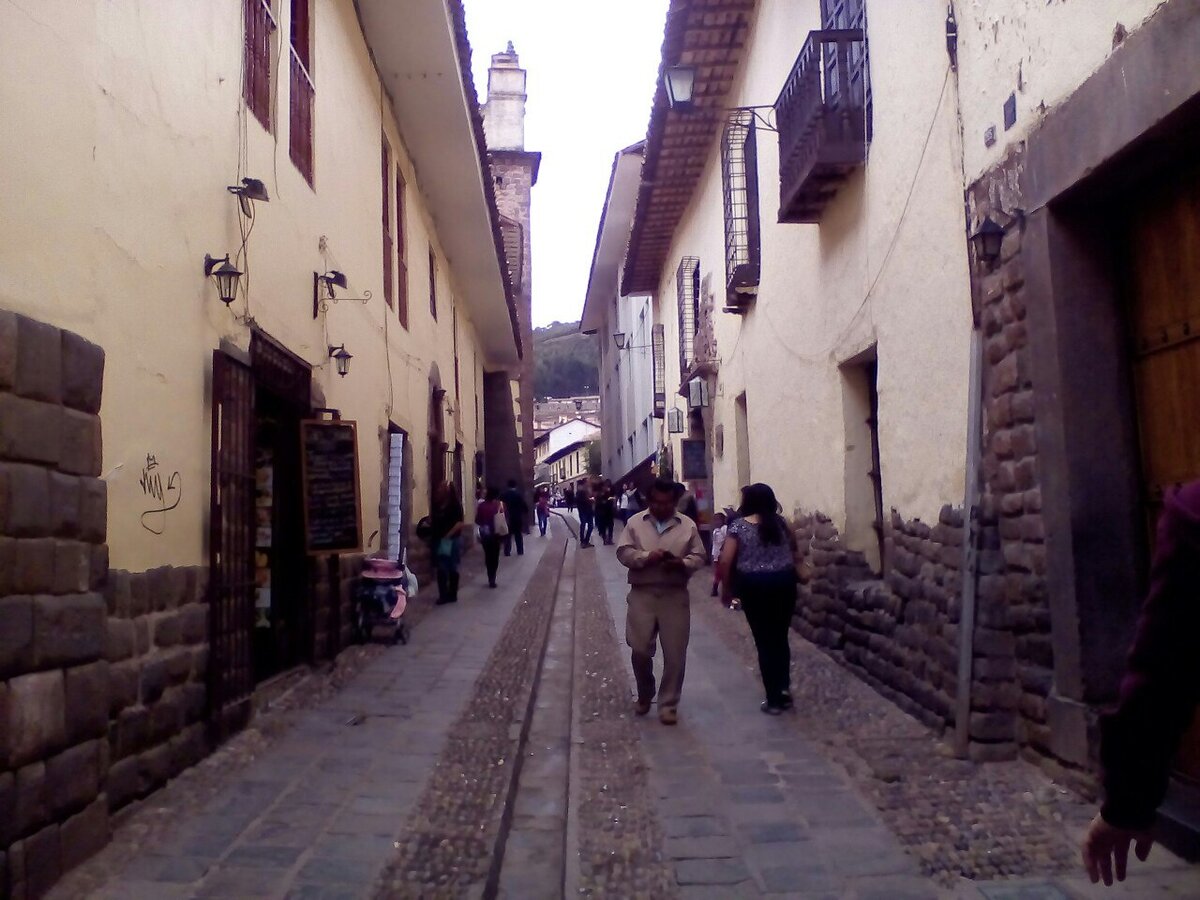Улочка в Куско. Примерно на такой был расположен наш злосчастный хостел.