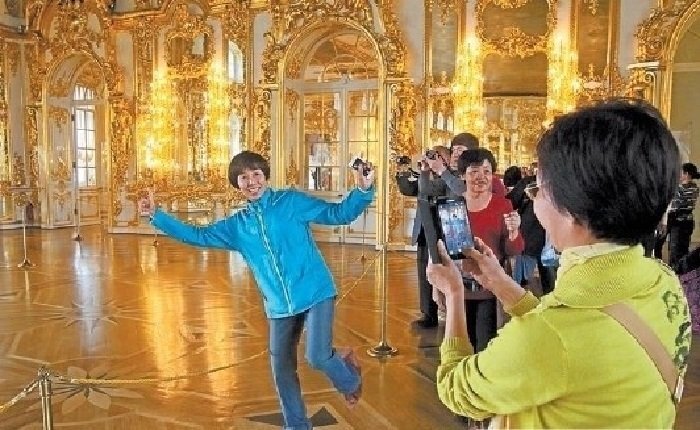 Китайские туристы в Янтарной комнате. Фото с сайта pikabu.ru 