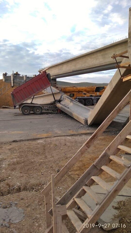 Причиной обрушения стал поднятый кузов грузовика