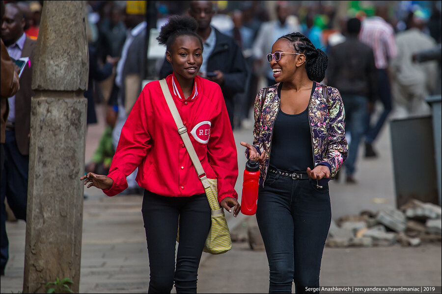 Темнокожие студенточки с Банда-Стрит в Найроби