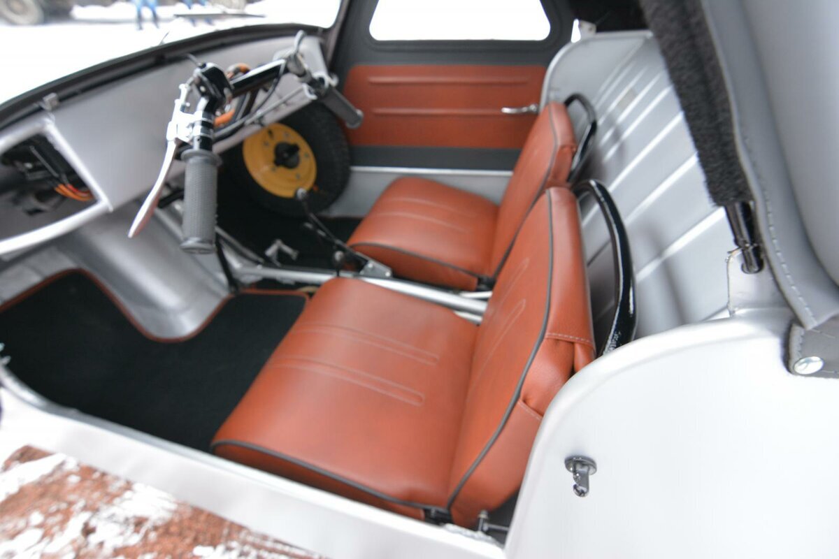 Руль как бы намекает на корни воздушного судна.