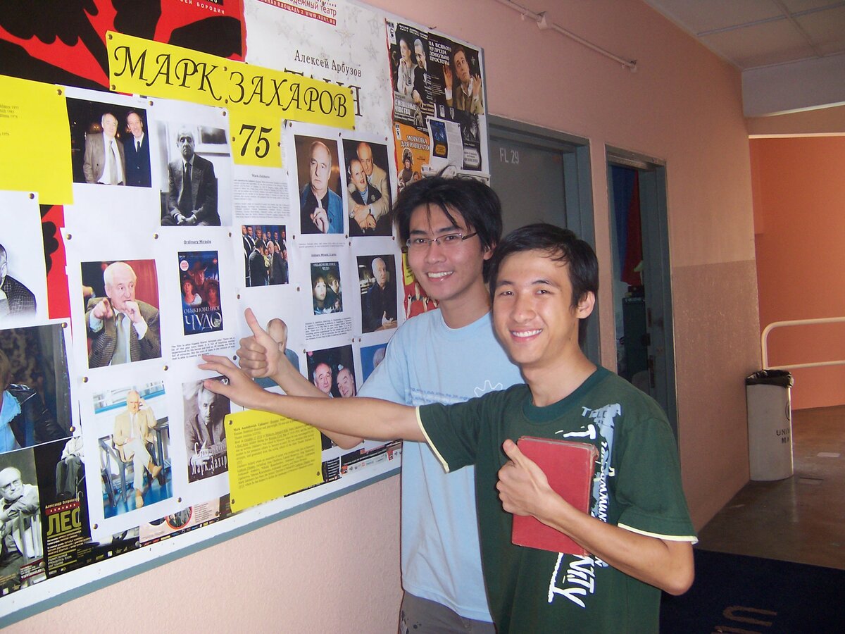 Студенты Университета Малайя у стенда, посвященного 75-летнему юбилею Марка Захарова (Куала-Лумпур, октябрь 2008 г.). Источник фото: Википедия.
