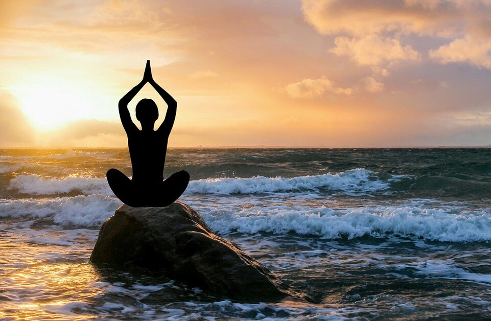 https://pixabay.com/photos/meditation-zen-chan-yoga-statue-3338549/