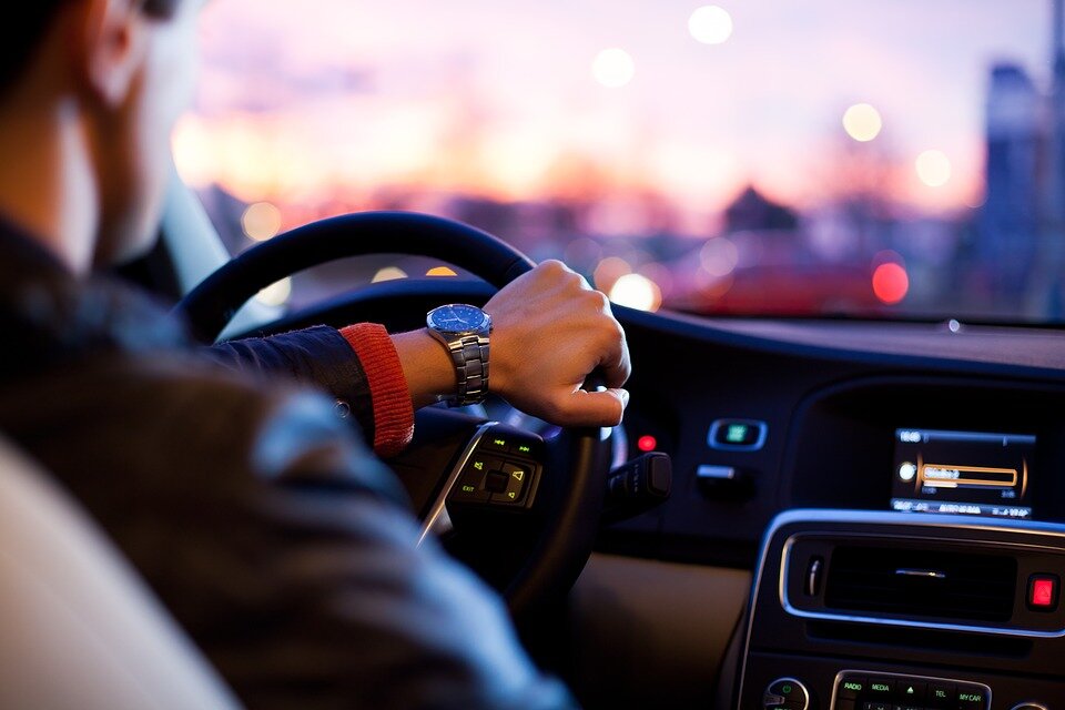 https://pixabay.com/photos/car-traffic-man-hurry-1149997/