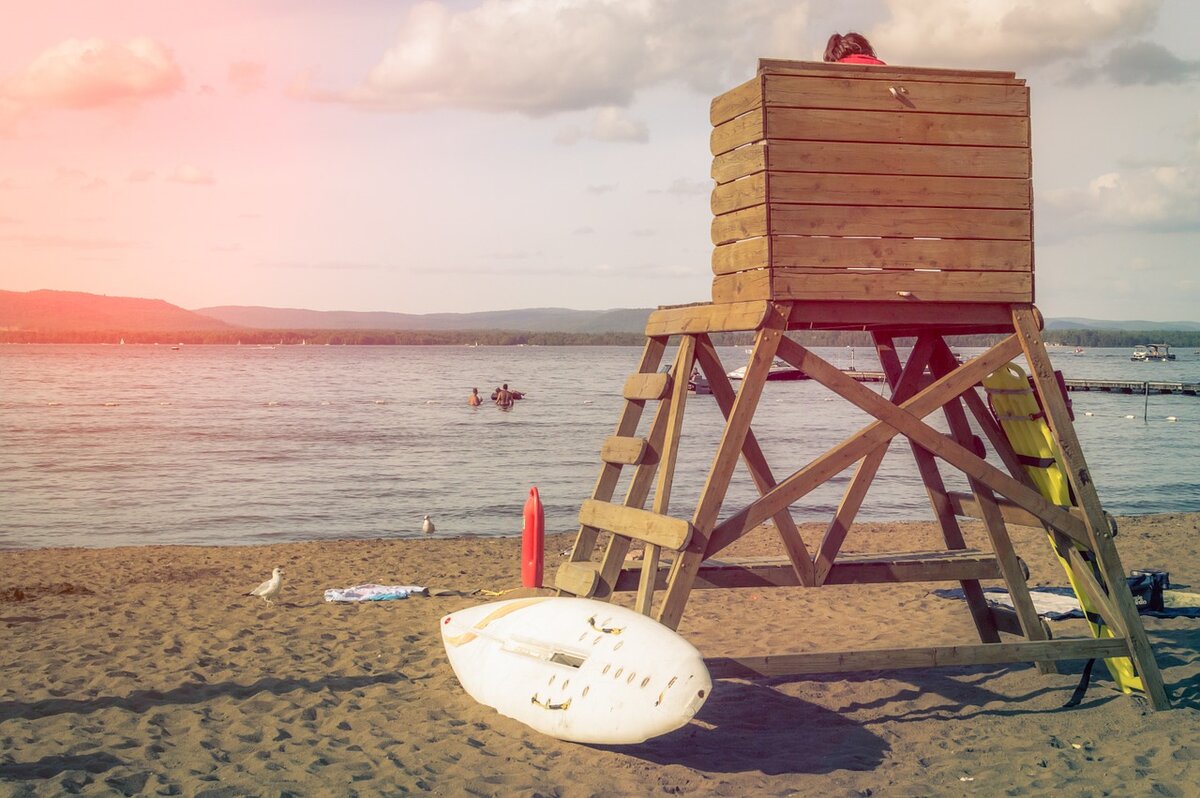 https://cdn.pixabay.com/photo/2014/05/22/21/47/life-guard-351484_1280.jpg