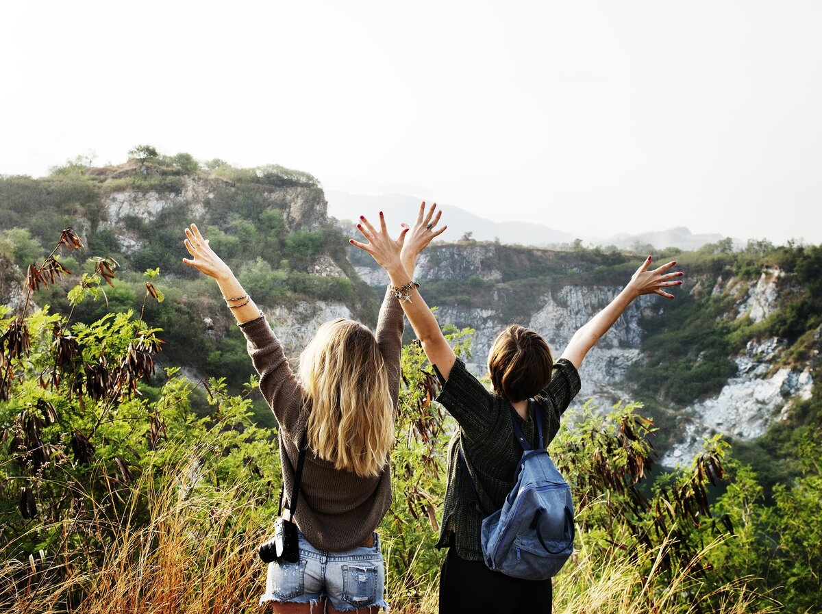 https://pixabay.com/photos/freedom-travel-hiking-together-2768515/