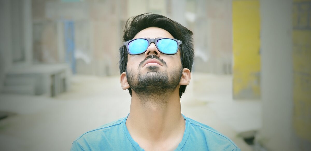 https://cdn.pixabay.com/photo/2017/04/01/21/06/portrait-2194457_1280.jpg