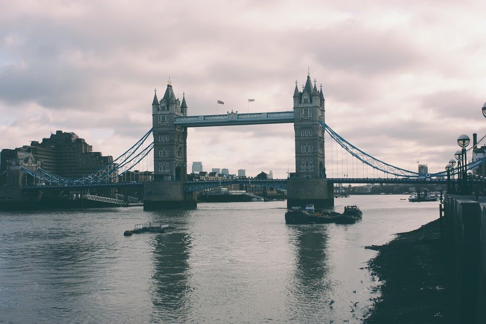 Foto von https://cdn.pixabay.com/photo/2015/05/15/20/39/london-769241_960_720.jpg