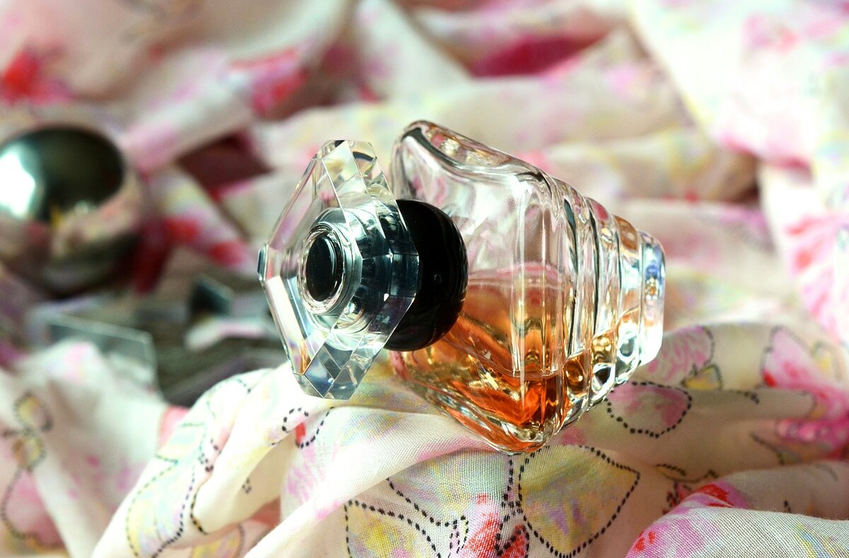 https://pixabay.com/photos/perfume-perfume-bottle-glass-bottle-510698/