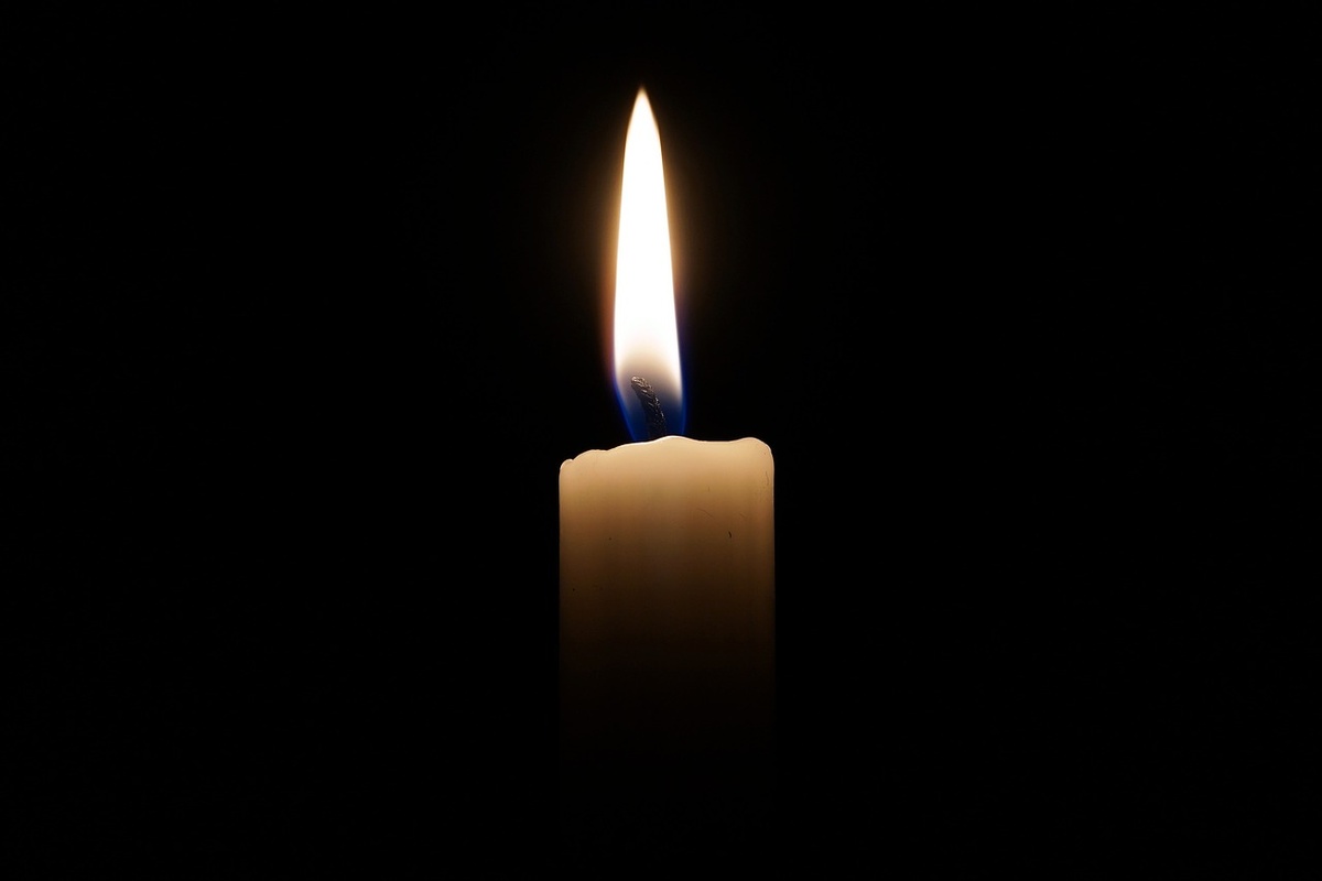 https://cdn.pixabay.com/photo/2017/02/04/23/02/candle-2038736_1280.jpg