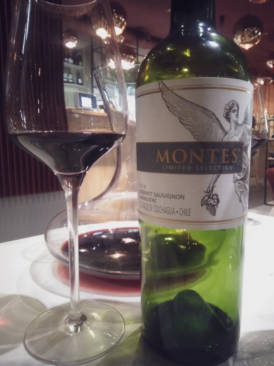 Каберне совиньон/карменер из Чили. А еще монтес слушает классическую музыку, когда зреет в погребе.) 