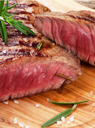 Есть много противоречий, связанных с потреблением говядины время от времени. В течение многих лет было установлено, что красное мясо очень вредно для здоровья - оно повышает уровень холестерина и способствует развитию сердечных заболеваний. Однако наибольшая угроза проявляется в болезнях коров и бактерий, обнаруженных в говядине и токсинах. Когда потребление говядины может быть опасным? Болезнь коровьего бешенства по-прежнему представляет для нас угрозу? Как говядина влияет на организм?