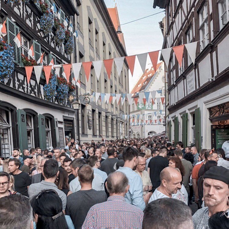 Улица Sandstraße в Бамберге во время празднования.