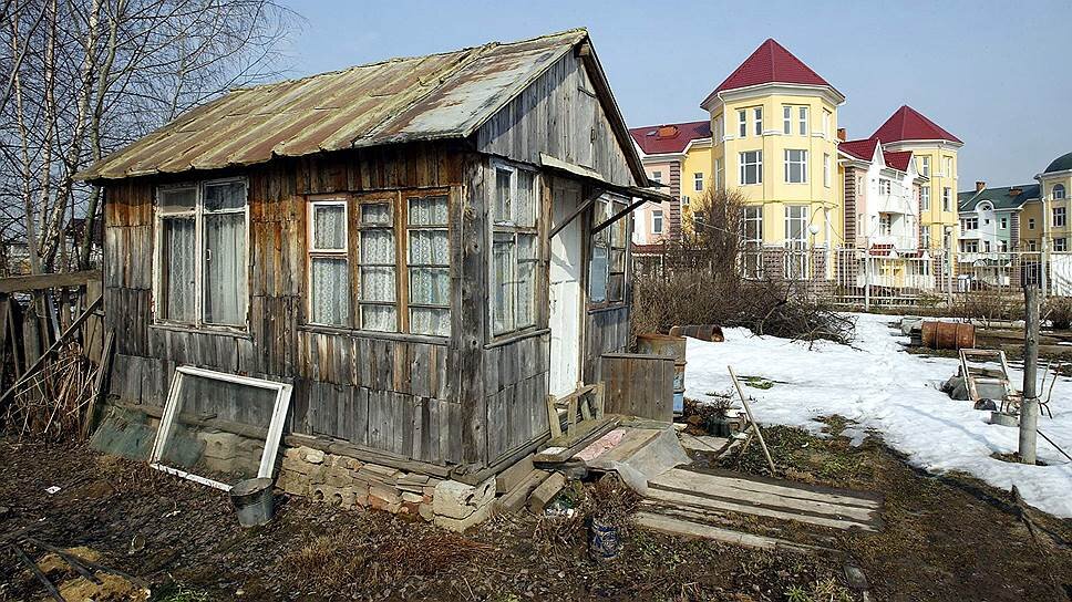 Убогая роскошь. Убогий дом. Бедный дом и богатый дом. Бедные дома в России. Нищие дома.