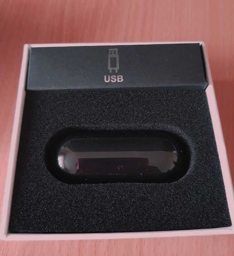 Вот так выглядит капсула с наушниками в коробке.Вполне прилично