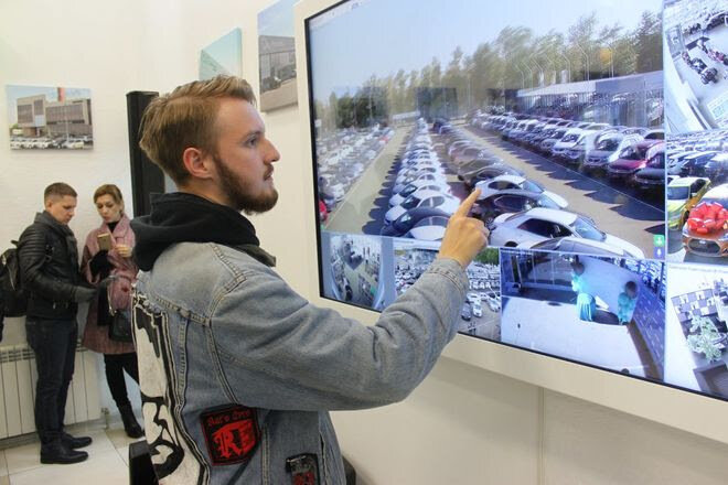 Покупатели могут выбрать подходящий автомобиль удаленно, используя видеопанели в салоне
